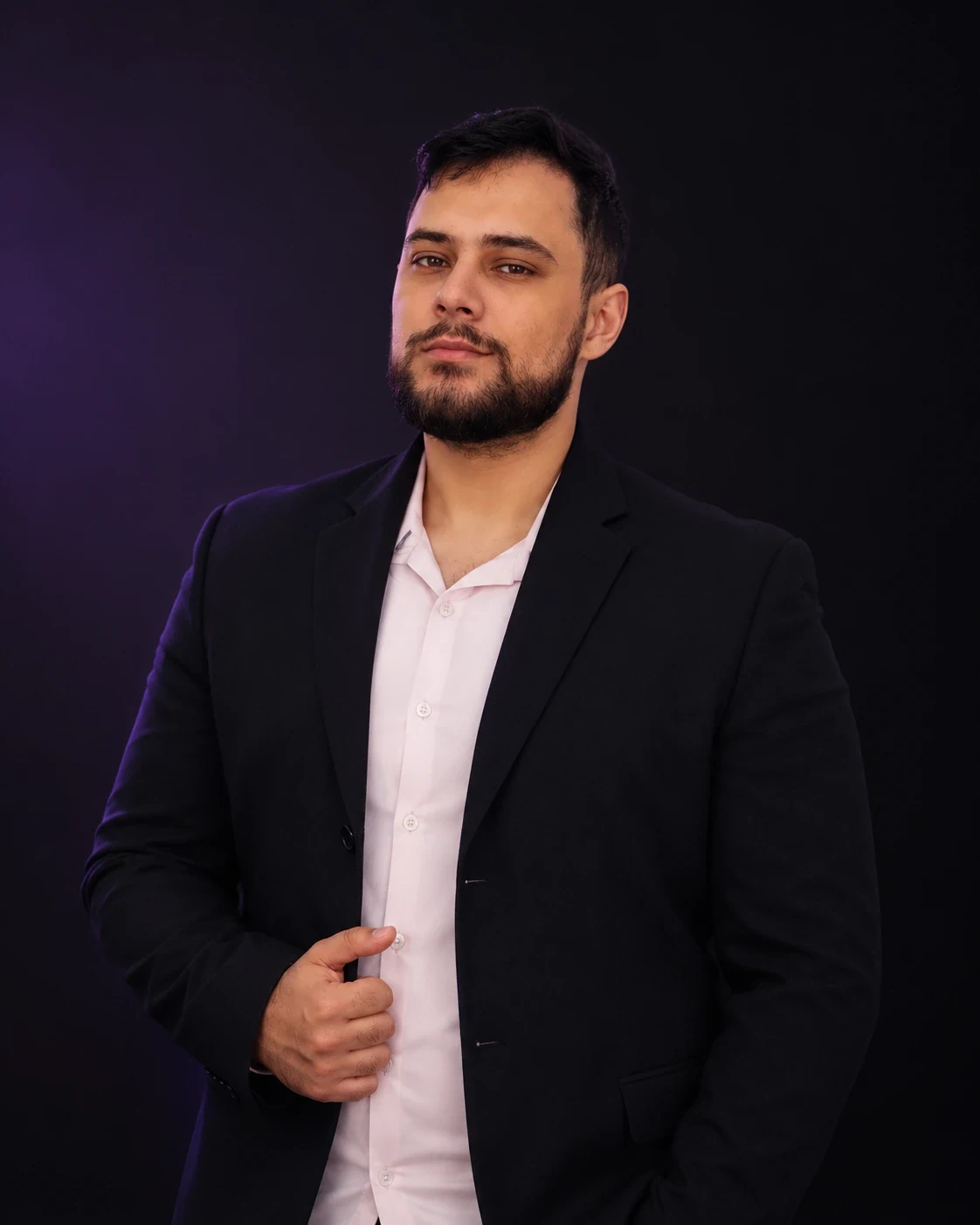 Andrew Ruiz em retrato profissional para a seção principal do site.