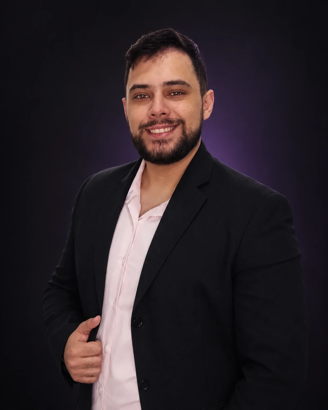 Andrew Ruiz sorrindo em retrato profissional na seção Sobre.